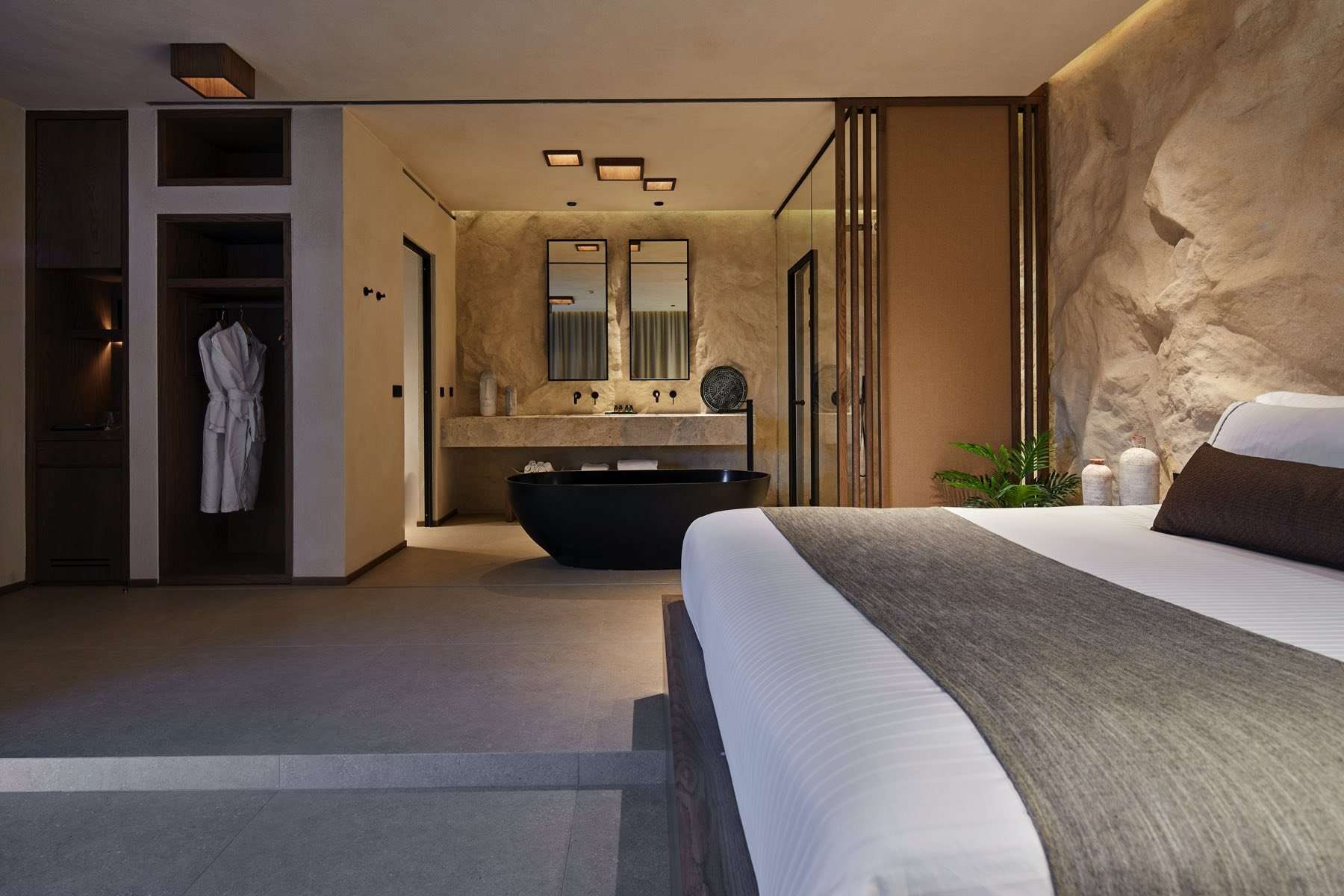 Elegant Suite with Hot Tub